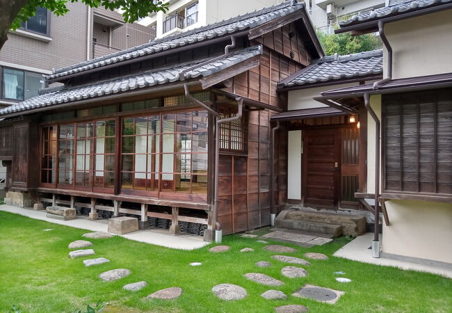 仏文学者の立派なお屋敷がメトロ新大塚駅のすぐ近くにあります。