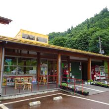 売店が入る建物