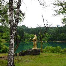 鏡ヶ池と黄金の女神像