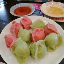 カラフルな水餃子もあります