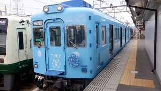 早朝は通勤急行、昼はかわいい色の電車が一駅だけを走っています