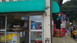 ケーブルカーの乗り場のところに売店