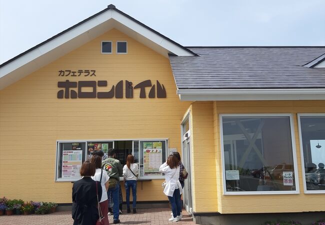 葦毛崎展望台の軽食+休憩施設。種類豊富なソフトクリームが大人気！