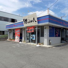 国道398号線沿いにあります。鹿ヶ城大橋よりは東側です。