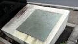 JR巣鴨駅西側の線路沿いの桜並木の通りにありました。