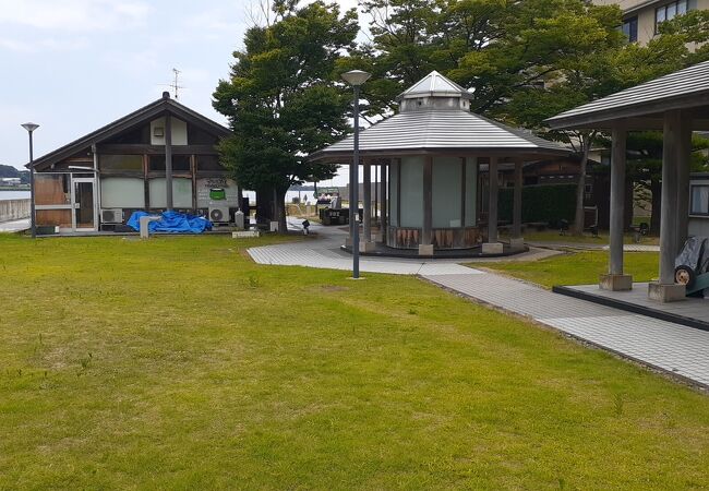 柴山潟の景色も楽しめる公園