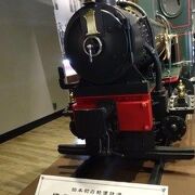 伊予鉄道本社の1階にこちらの昔の坊っちゃん列車は陳列されている