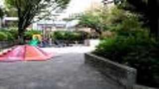 豊島区立駒込図書館の北側にある公園です。
