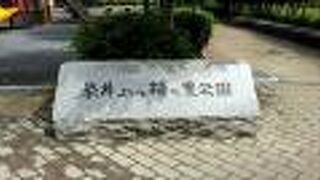 私が訪問した時には、お年寄りが二組、木陰のベンチで涼んでいました。