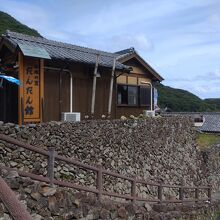 石垣の上に建っています