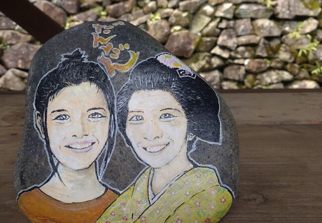 石に描いた似顔絵が並ぶ