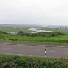 霧多布湿原と琵琶瀬川の眺め