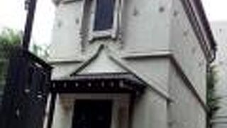 豊島区立駒込小学校のお隣にある公園の中にあります。