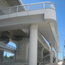 歩道は片側だけ、自転車スロープ・歩行者階段が設置されています