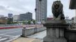 ライオンの石像が四隅に！