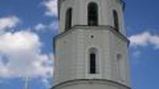 大聖堂前にある高くて太い鐘楼