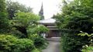 本郷通り沿いにあるお寺です。