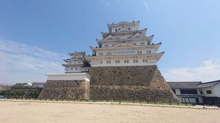 どの角度から見ても美しい城です。