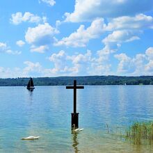 湖畔に立つ追悼十字架