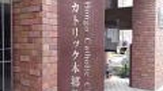 昭和小学校の前から見ると、鉛筆が建っているように見えました。