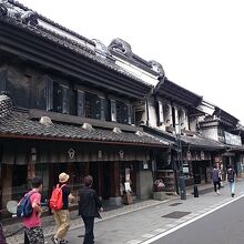 蔵造りの建物が並んでいます