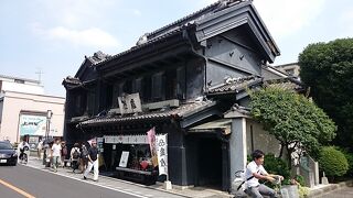 三十数軒の蔵造りの建物が並んでいます