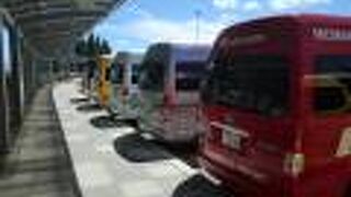 空港の目の前に有ります。