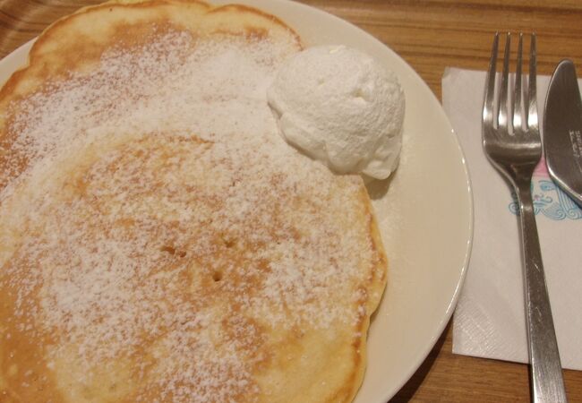 お勧めメニューのバターミルクパンケーキは美味しいが、お値段と時間が。
