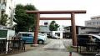 駐車場の様な雰囲気の神社でした。