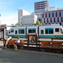 石碑の前のベンチ