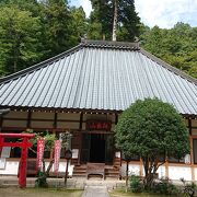 緑がとても多いお寺