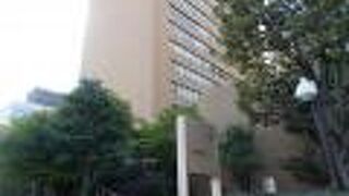 朝日新聞社東京本社に隣接しています。