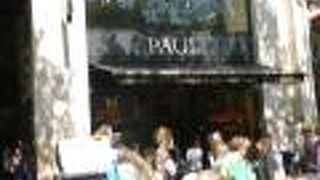 凱旋門に向かって右手に