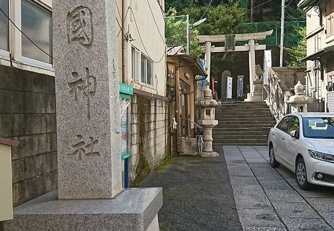 六本木２丁目に鎮座している小さな神社