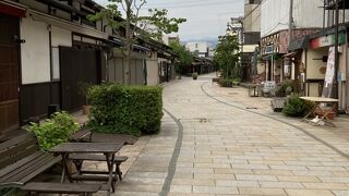 シンボルはカエル！？個性的なお店が長屋風に軒を並べる商店街