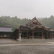 とても広々とした神社