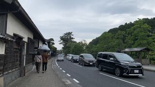 武家屋敷の並ぶ通り