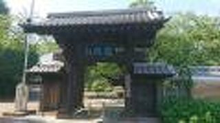 日米修好通商条約締結交渉で活躍したヒュースケンのお墓が有ります