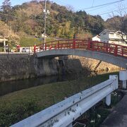 赤い欄干の橋