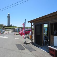 有料駐車場（300円）にはカフェもありました