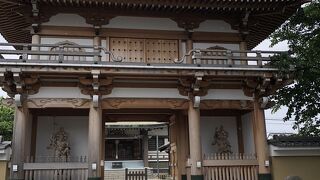 山門がとても立派です。