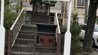 小さな社殿です。