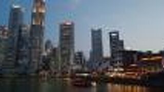 高くそびえたつビル群