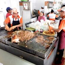 調理場とひたすら肉を叩く店員