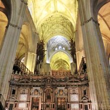 奥内陣から見た聖歌隊席