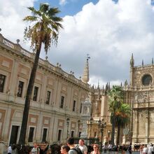 左手にインディアス古文書館