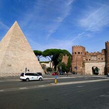 ピラミッド直近にはサンタ ポルタ門