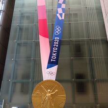 日本橋三井タワーに金メダルを模した巨大なオブジェ