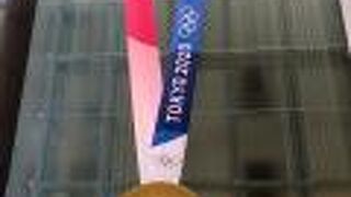 ビルに巨大金メダル