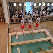 湯畑の中心的アミューズメントスポット。